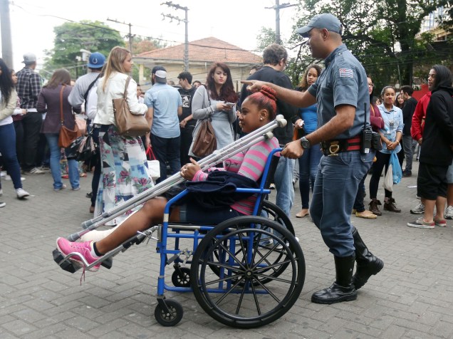 Cadeirante recebe auxílio para chegar ao local de prova no segundo dia do Enem em São Paulo - 25/10/2015