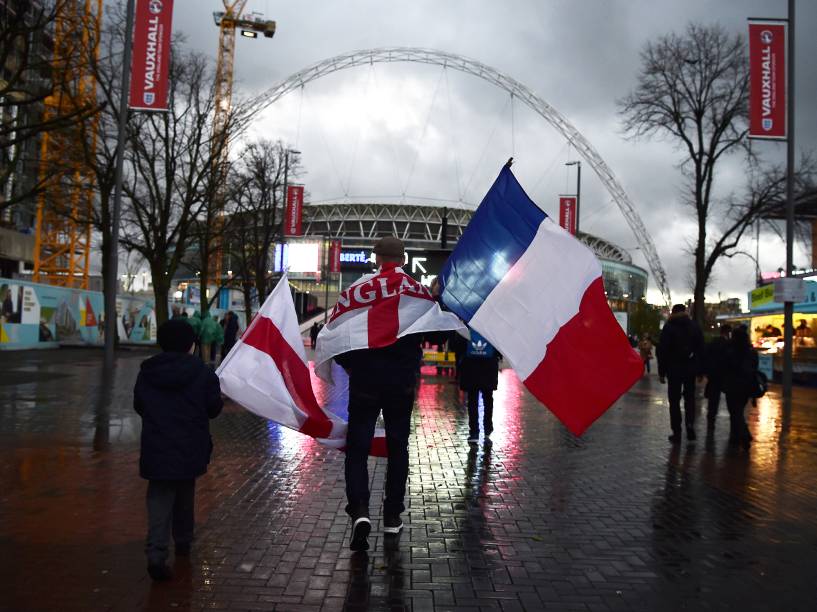 Milhares de policiais estão patrulhando os arredores do estádio de Wembley para o amistoso entre Inglaterra e França, nesta terça-feira (17)<br><br>