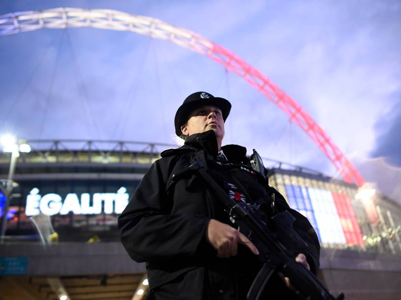 Policiais patrulham os arredores do estádio de Wembley para o amistoso entre Inglaterra e França, nesta terça-feira (17)