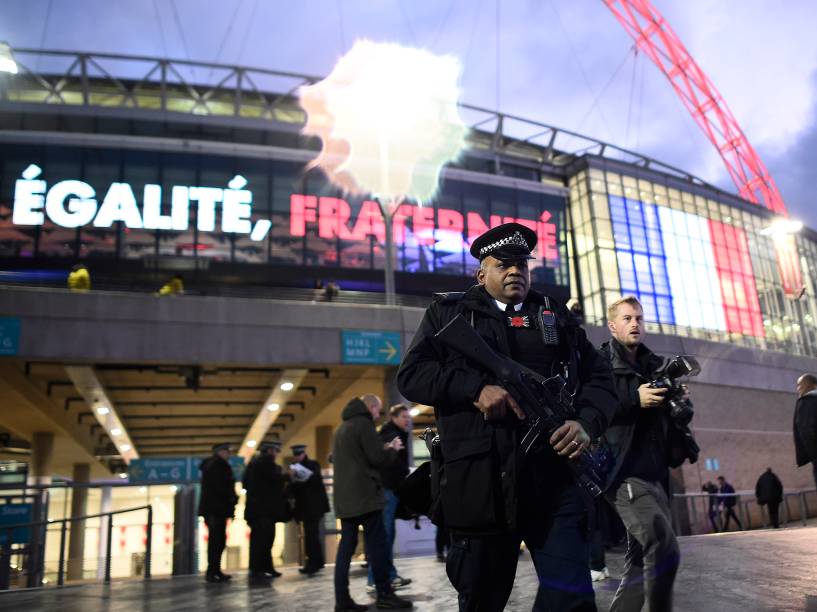 Policiais patrulham os arredores do estádio de Wembley para o amistoso entre Inglaterra e França, nesta terça-feira (17)