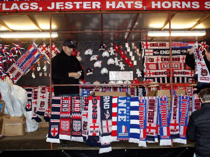 Torcedores chegam ao estádio de Wembley para o amistoso entre Inglaterra e França, nesta terça-feira (17)<br><br>