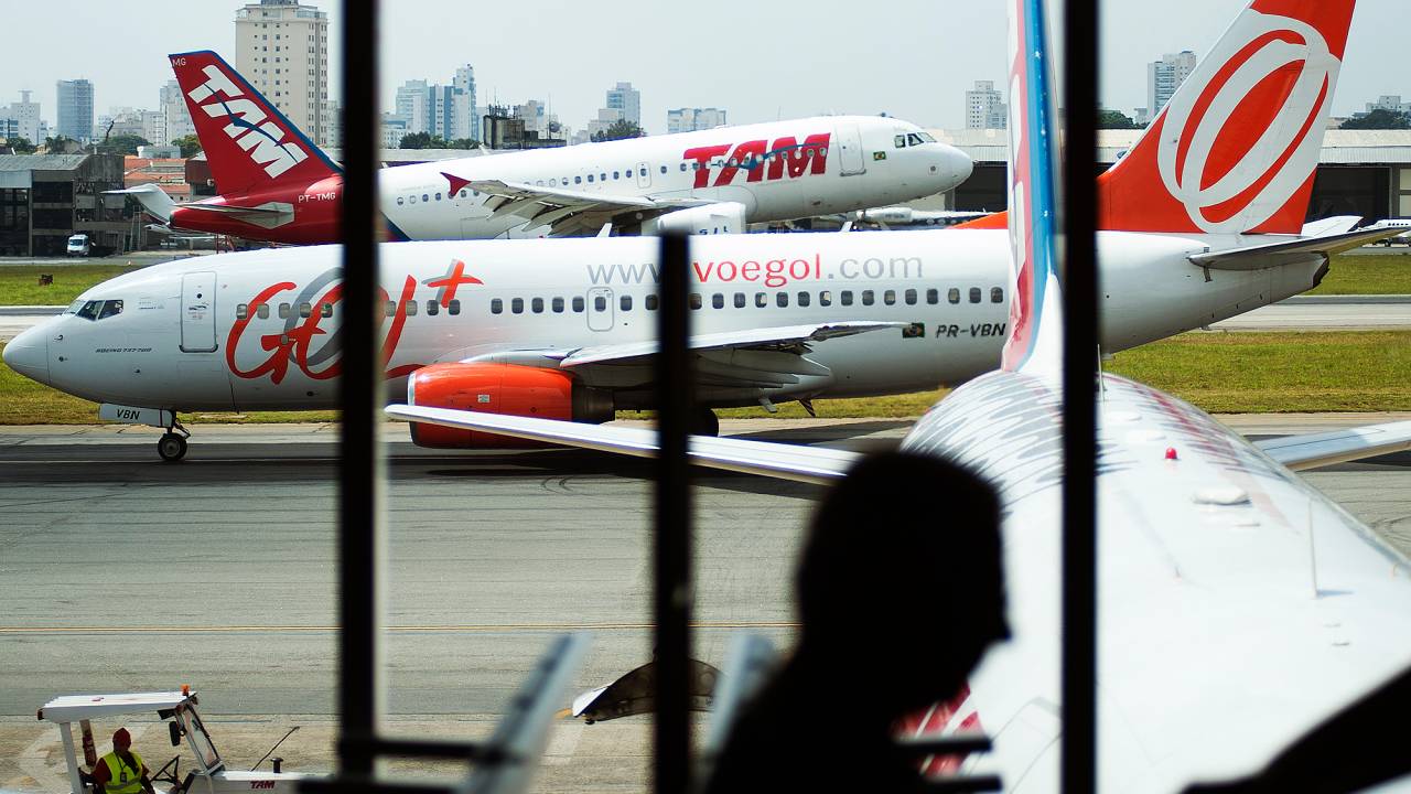 Movimentação de aviões da TAM e Gol no aeroporto de Congonhas, na zona sul de São Paulo - 07/04/2016