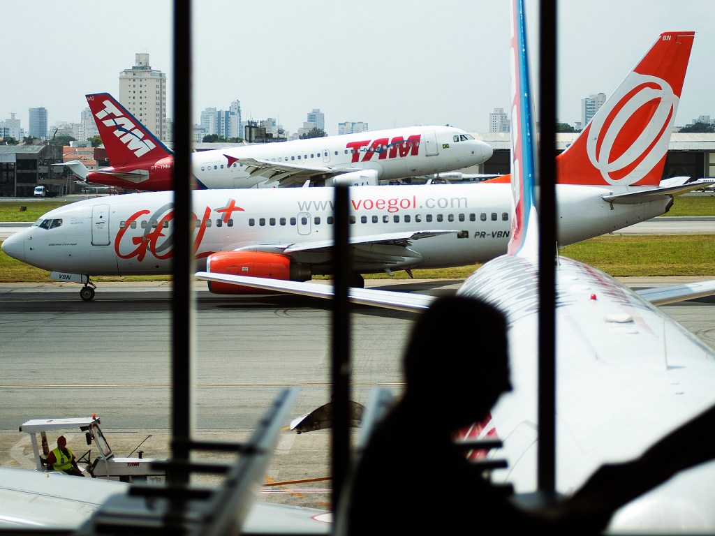 Movimentação de aviões da TAM e Gol no aeroporto de Congonhas, na zona sul de São Paulo - 07/04/2016