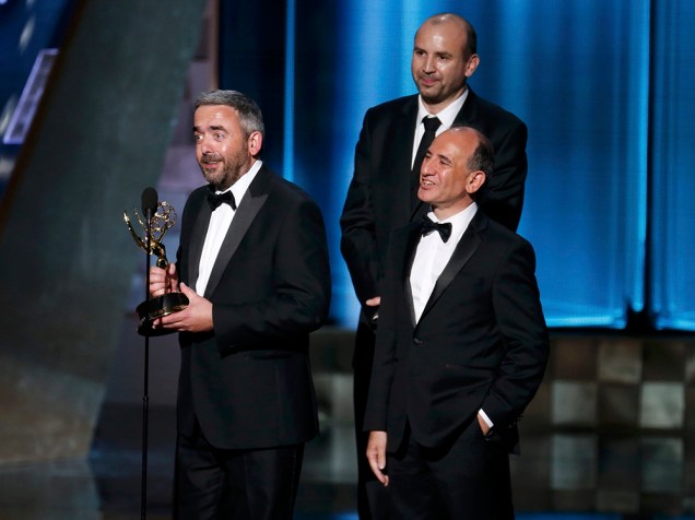 Roteiristas de Veep recebem prêmio de melhor roteiro de comédia no Emmy 2015