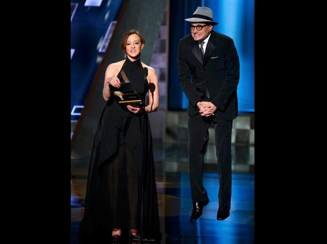 Bradley Whitford comemora prêmio de melhor ator convidado em série de comédia por Transparent