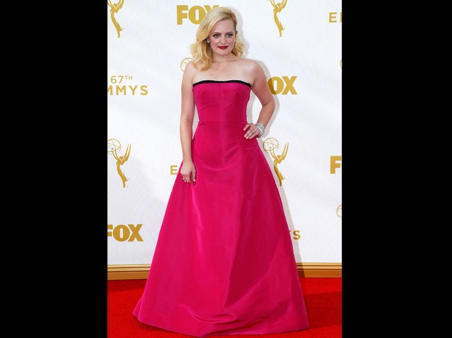 Elisabeth Moss no tapete vermelho do Emmy 2015