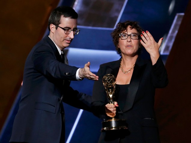 John Oliver entrega prêmio de melhor direção em minissérie ou telefime para Lisa Cholodenko, diretora de Olive Kitteridge