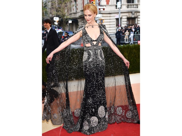 Com um vestido Alexander McQueen, Nicole Kidman se transformou na mais brilhante estrela do desfile
