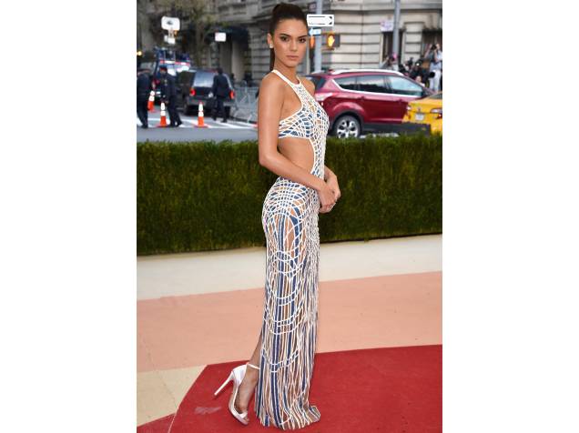 Kendall Jenner exaltou sua magreza com um vestido Versace