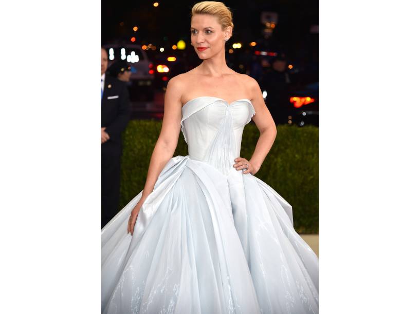 Claire Danes literalmente brilhou com seu vestido Zac Posen que acendia no escuro