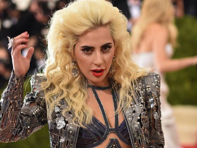 Lady Gaga tentou se transformar em um chip de computador com essa jaqueta Versace