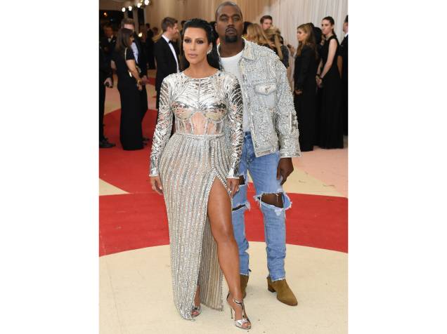 Kim Kardashian virou um tenebroso robô com o vestido Balmain prata, mas quem assustou mais foi seu marido Kanye West com lentes do contato azuis