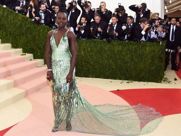 Lupita Nyongo apostou no look verde metalizado com um vestido Calvin Klein