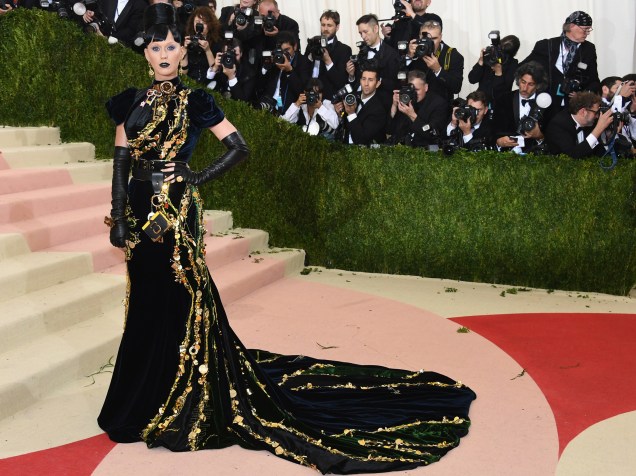 Katy Perry assustou a todos com ao aparecer com um visual gótico usando um vestido Prada
