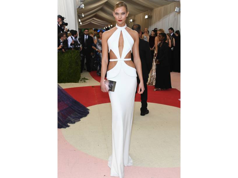 Karlie Kloss desfilou elegância com o look assinado por Brandon Maxwell