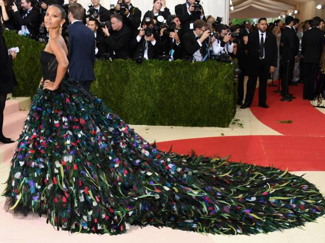 Zoe Saldana se transformou em um pavão com um vestido Dolce & Gabbana