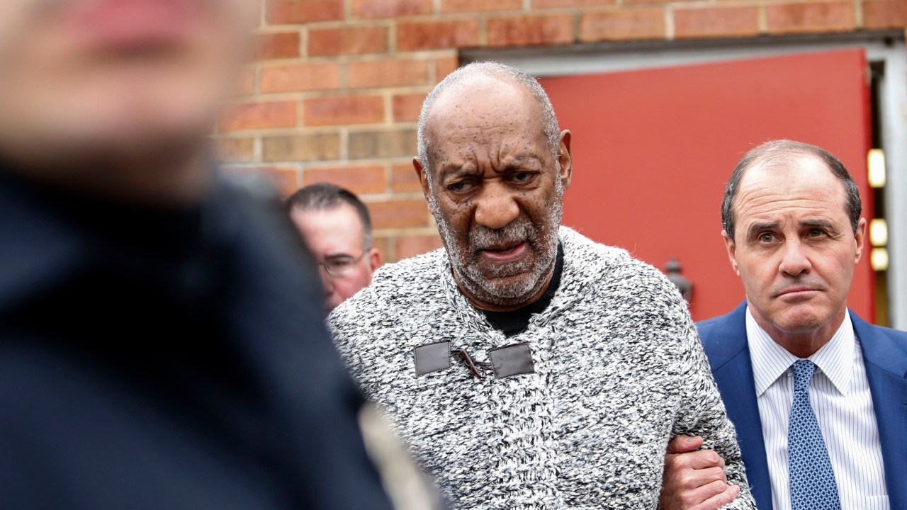 O comediante norte-americano Bill Cosby deixa o tribunal em Elkins Park, no Estado da Pensilvânia após ser notificado formalmente sobre uma acusação de abuso sexual cometido em 2004