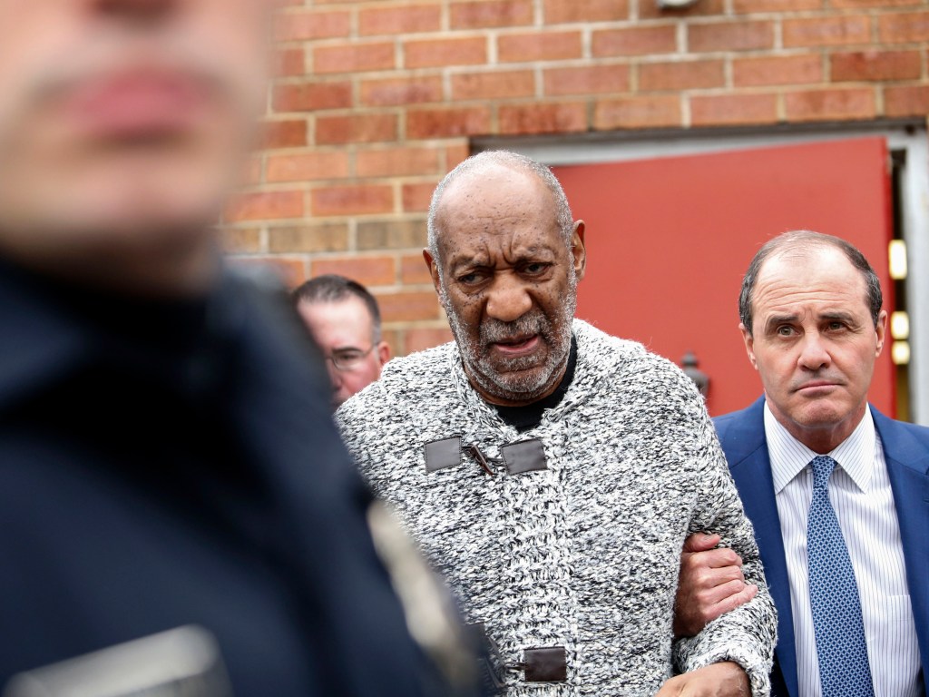 O comediante norte-americano Bill Cosby deixa o tribunal em Elkins Park: fiança de US$ 1 milhão