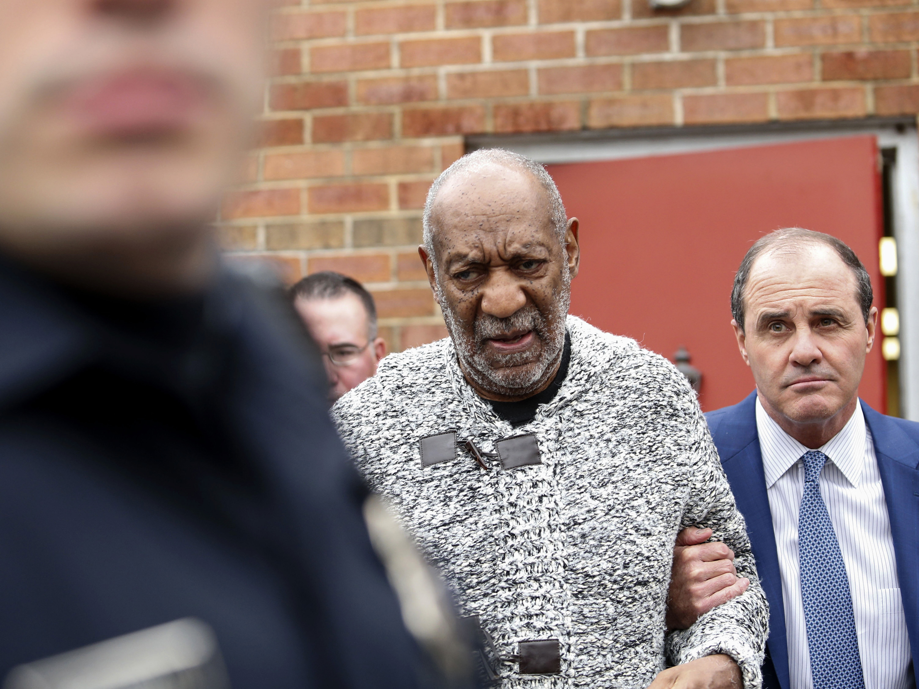 O comediante norte-americano Bill Cosby deixa o tribunal em Elkins Park, no Estado da Pensilvânia: fiança de US$ 1 milhão