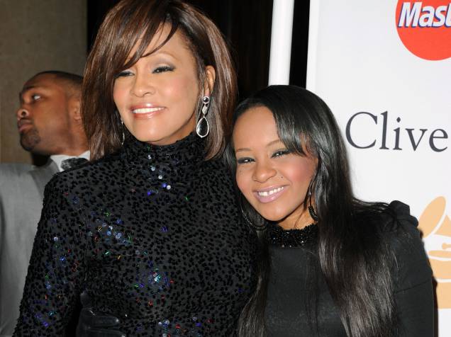 Whitney Houston e sua filha Bobbi Kristina durante evento pré-Grammy em 2011 Whitney Houston e sua filha Bobbi Kristina durante evento pré-Grammy em 2011