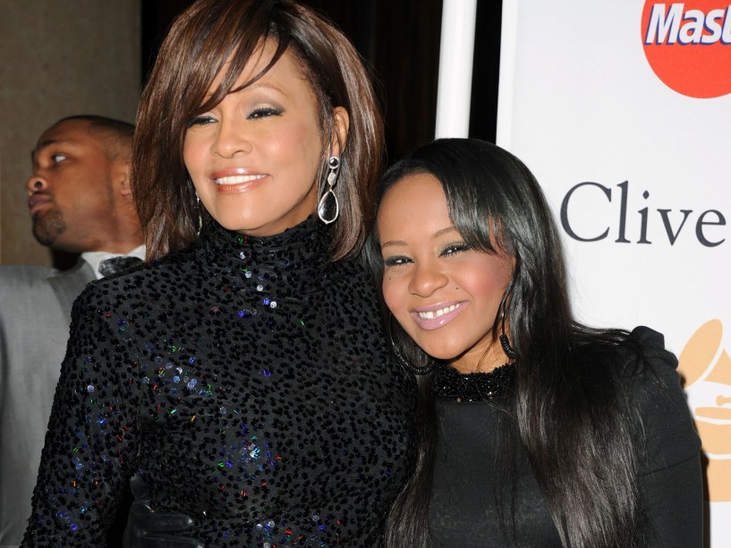 Whitney Houston e sua filha Bobbi Kristina durante evento pré-Grammy em 2011