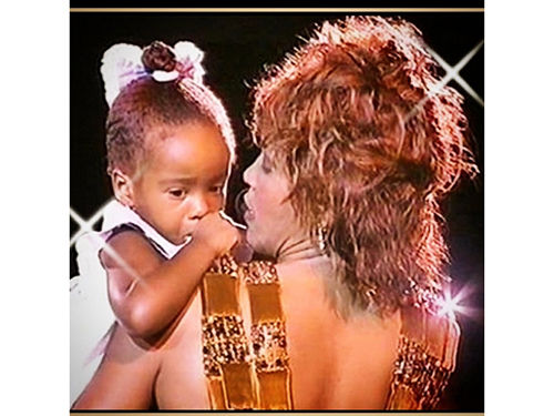 Bobbi Kristina Brown com a mãe quando era bebê. A foto foi postada no Instagram no fim de 2014. "Isso seria a imagem do Mamãe, eu estou com sono amorefelicidade", escreveu