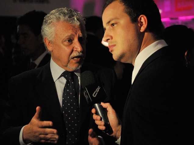 Fernando Mitre é entrevistado por Rafael Cortez, do CQC, durante cerimônia de entrega do Prêmio Comunique-se, em 2010