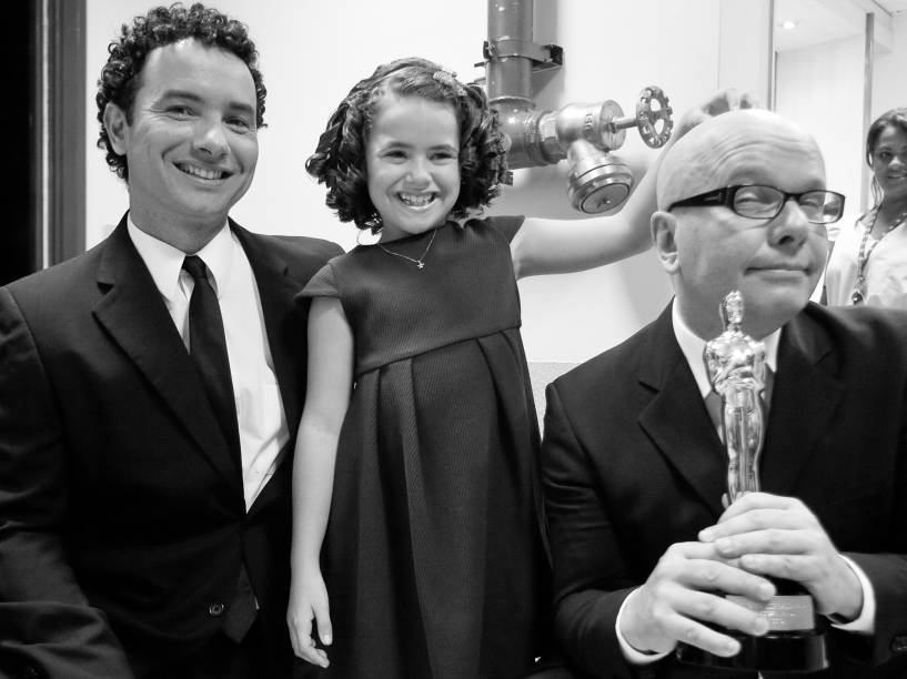 Marco Luque e Marcelo Tas, do programa Custe o que Custar, com a apresentadora mirim Maísa, durante cerimônia de entrega da 53ª edição do Troféu Imprensa, no SBT