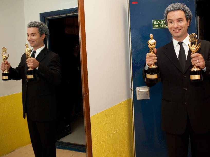 Mônica Iozzi, quando integrava o programa CQC, entrevista Othon Bastos, durante cerimônia do Sétimo Prêmio Contigo! de Cinema Nacional, em 2012