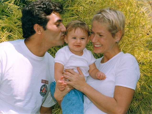 Luciano Szafir e Xuxa com filha recém-nascida, Sasha - 1999