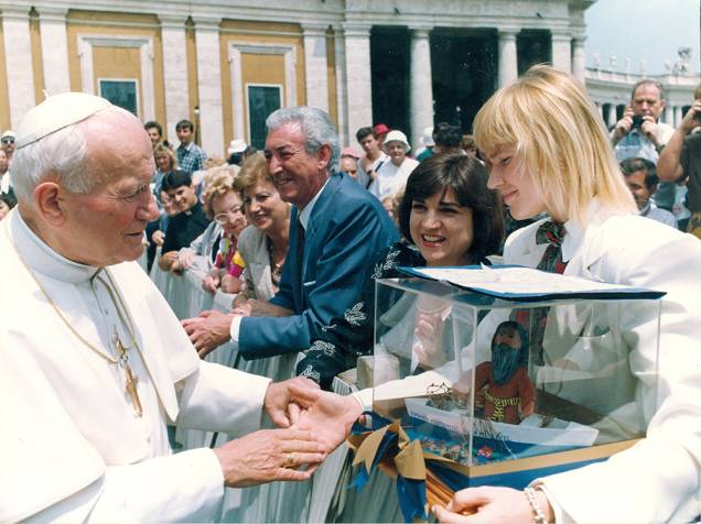 Xuxa entregando ao Papa um barco de argila com a imagem de São Francisco, feito por crianças da Fundação Assistencial Xuxa Meneghel, na praça de São Pedro, no Vaticano - 1992