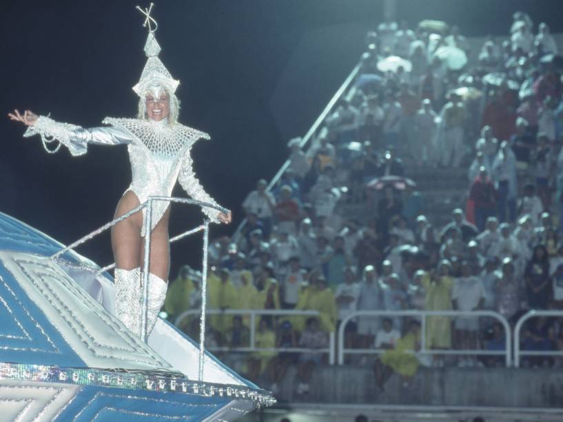 A cantora e apresentadora, Xuxa Meneghel, no desfile da Beija-Flor - 1992