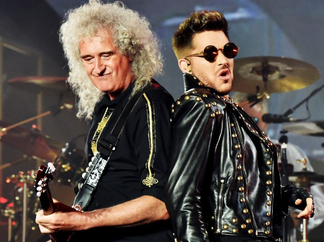 O guitarrista Brian May e Adam Lambert que assume os vocais no retorno do Queen