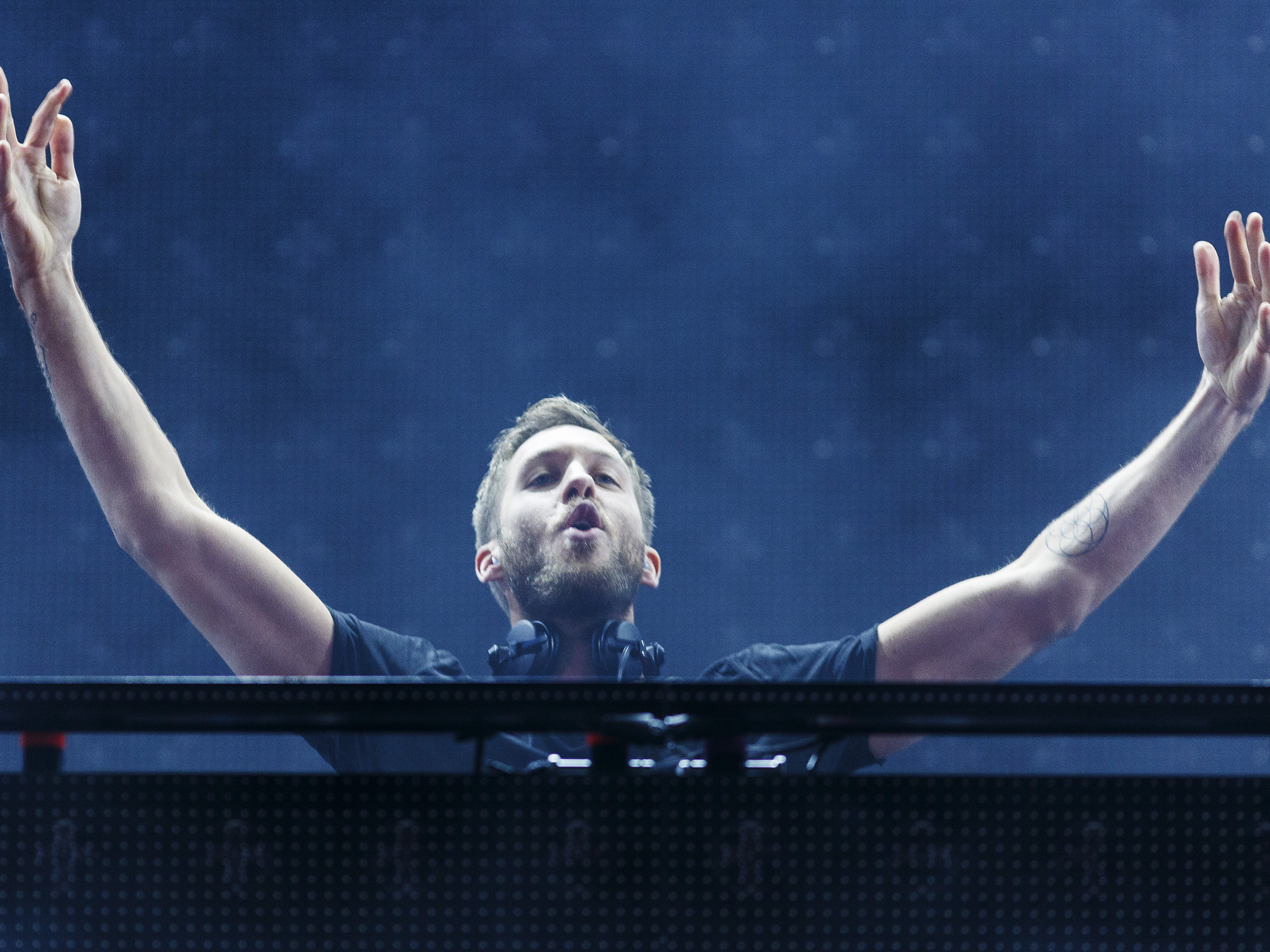 Calvin Harris sofre grave acidade de carro, em Los Angeles (USA)