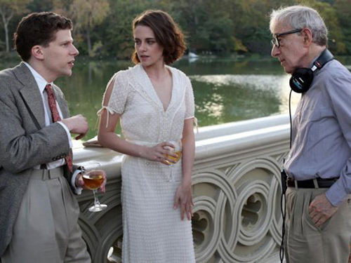 Kristen Stewart e Woody Allen conversa em set de filmagem de Café Society