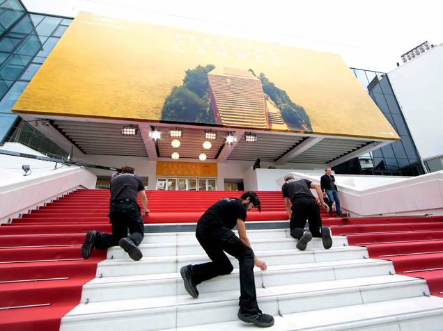 Trabalhadores instalam o tapete vermelho para a 69a cerimônia do festival internacional de cinema Cannes, que começa amanhã em Paris, na França - 10/05/2016