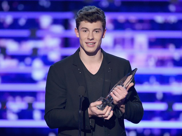 Shawn Mendes recebe prêmio do Peoples Choice Awards pela categoria "Artista Revelação" - Janeiro/2016