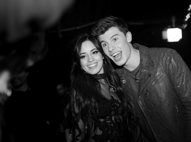 Shawn Mendes e a cantora do grupo Fifth Harmony, Camila Cabello, no Peoples Choice Awards 2016, em Los Angeles, California