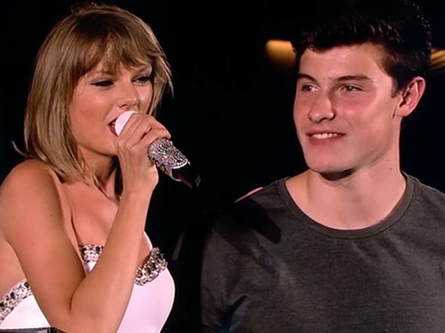 Taylor Swift chama Shawn Mendes para o palco no aniversário do cantor e canta "Parabéns pra você" junto com o público