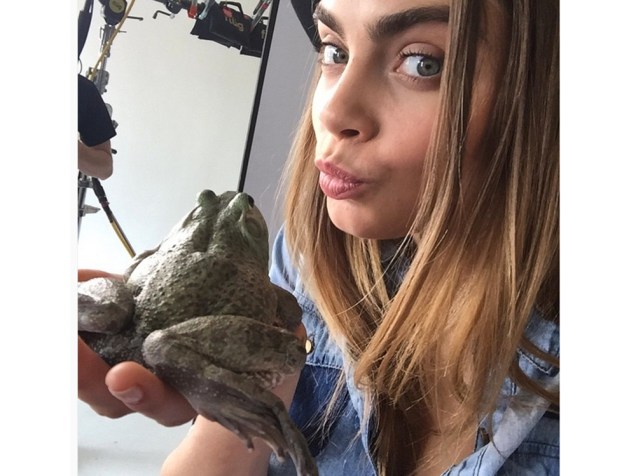 Cara Delevingne beija um sapo em foto no Instagram