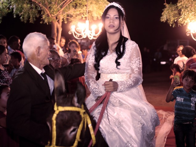 A cantora Stefhany chega montada em um jegue para seu casamento na cidade de Valença do Piauí