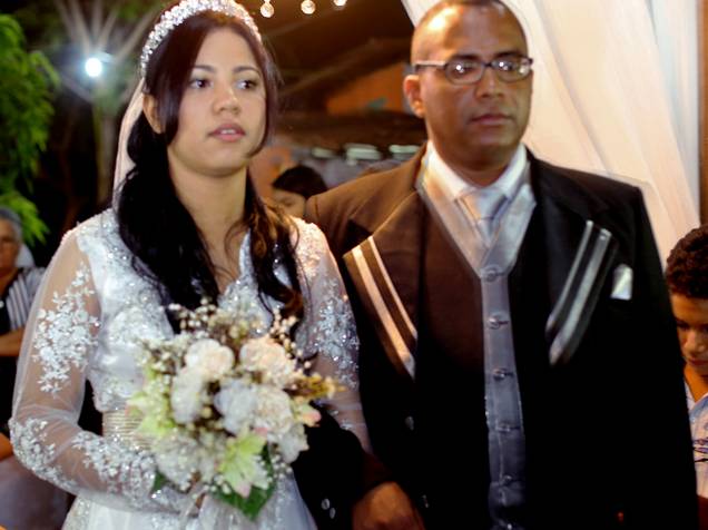 A cantora Stefhany chega acompanhada de seu padrasto para seu casamento na cidade de Valença do Piauí