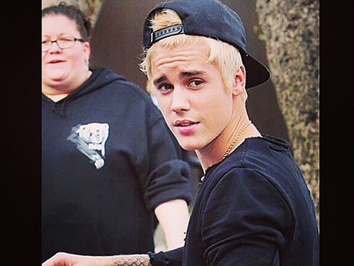 <p>Justin Bieber pinta o cabelo de loiro no estilo Eminem</p>