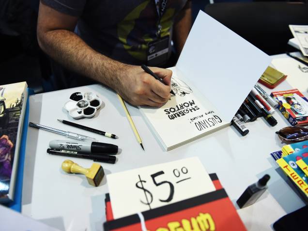 Cartunistas assinam livros e desenhos durante a Comic Con Experience 2014, em São Paulo