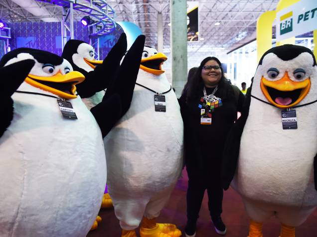 Personagens Pinguins, do filme Madagascar, brincam com os visitantes durante a Comic Con Experience 2014, em São Paulo<br>