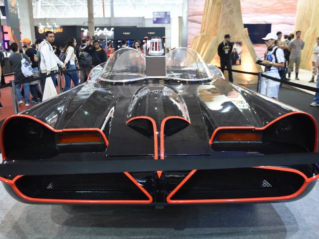 Réplica do carro usado em Batman, o Filme, de 1966, é exposta durante a Comic Con Experience 2014, em São Paulo
