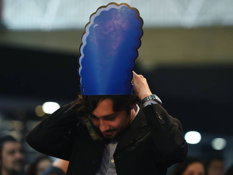 Homem veste peruca da personagem Marge Simpsons, do seriado Os Simpsons, no estande da Fox durante a Comic Con Experience 2014