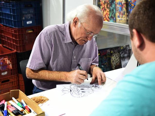 Don Rosa, autor de A Saga do Tio Patinhas, atende aos visitantes da Comic Con Experience 2014, em São Paulo