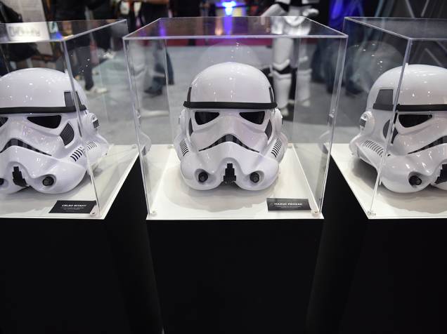 Réplicas dos capacetes das Tropas Imperias, do filme Star Wars, são expostas durante a Comic Con Experience 2014, em São Paulo
