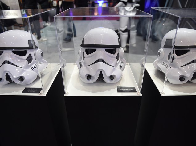 Réplicas dos capacetes das Tropas Imperias, do filme Star Wars, são expostas durante a Comic Con Experience 2014, em São Paulo